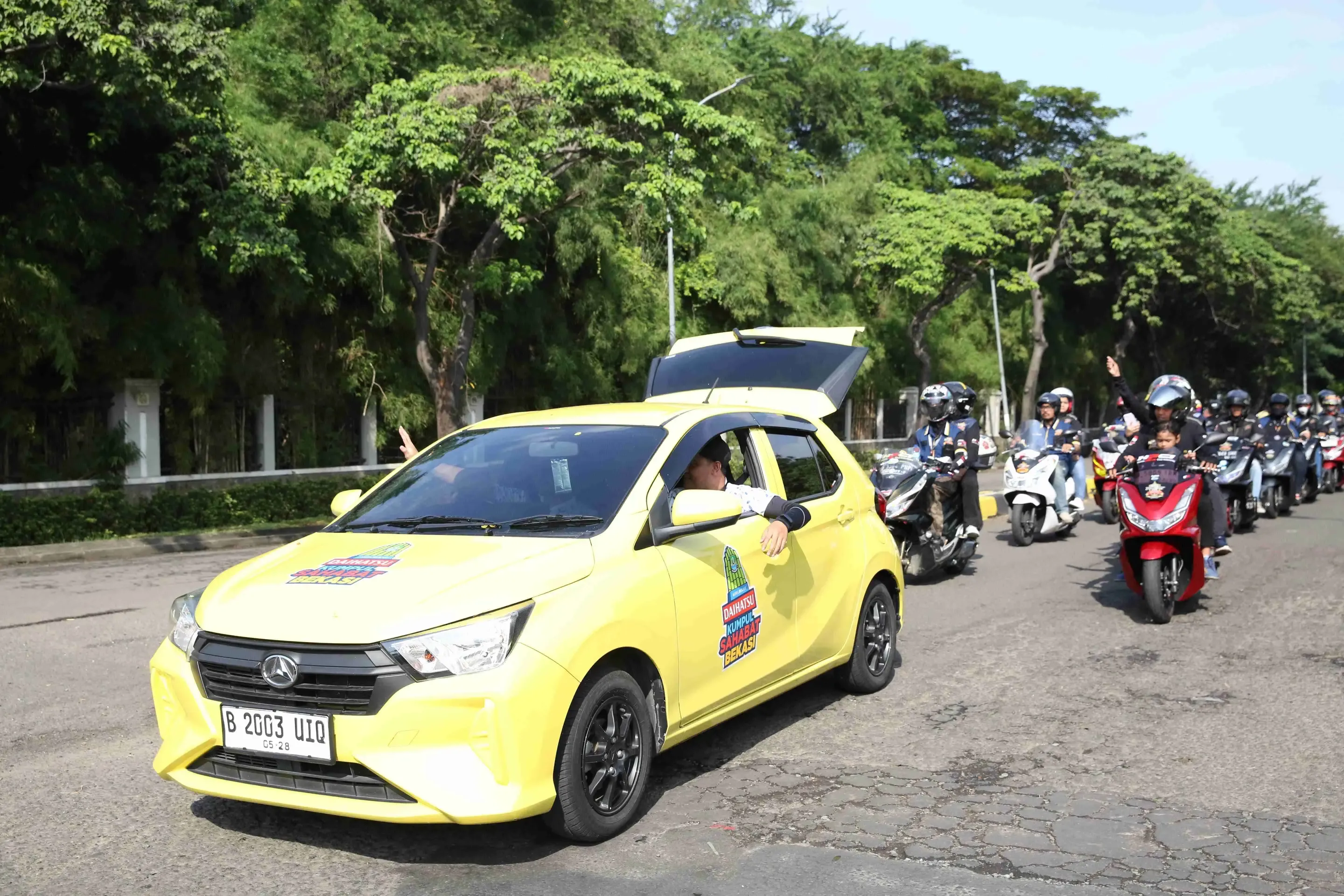 Aktivitas Rolling Thunder Antara Komunitas Daihatsu Dan Pengendaraa Sepeda Motor Pada Salah Satu Acara Daihatsu Kumpul Sahabat Bekasi