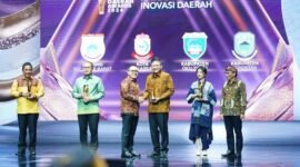 Bupati Ogan Komering Ulu (OKU) Timur, Lanosin, menerima penghargaan dalam ajang Pemimpin Daerah Award 2024