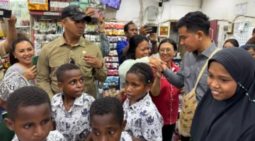 Hadirkan Semangat Belajar,  Wapres RI Gibran Belanja Alat Tulis Bersama Anak Yatim di Timika