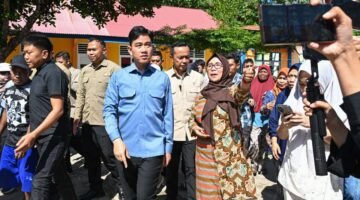Di Tengah Perjalanan Menuju Bendungan,  Wapres RI Singgah ke SDN 07 Bulango yang Pernah Terbakar