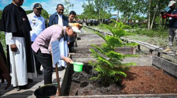 Tanam Pohon Cemara di Gereja Katedral Salib Suci Baru,  Wapres RI Dukung Keberlanjutan Pembangunan Rumah Ibadah di Asmat