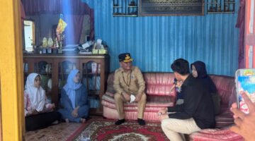Temui Keluarga Petugas yang Gugur Saat Penanganan Karhutla,  Wapres RI Sampaikan Duka Cita dan Penghormatan